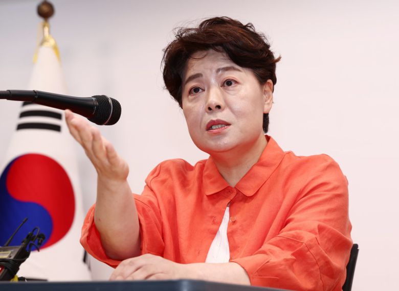 윤희숙 국민의힘 혁신위원장이 16일 서울 여의도 중앙당사에서 현안 관련 기자간담회를 하고 있다. 2025.7.16 뉴스1
