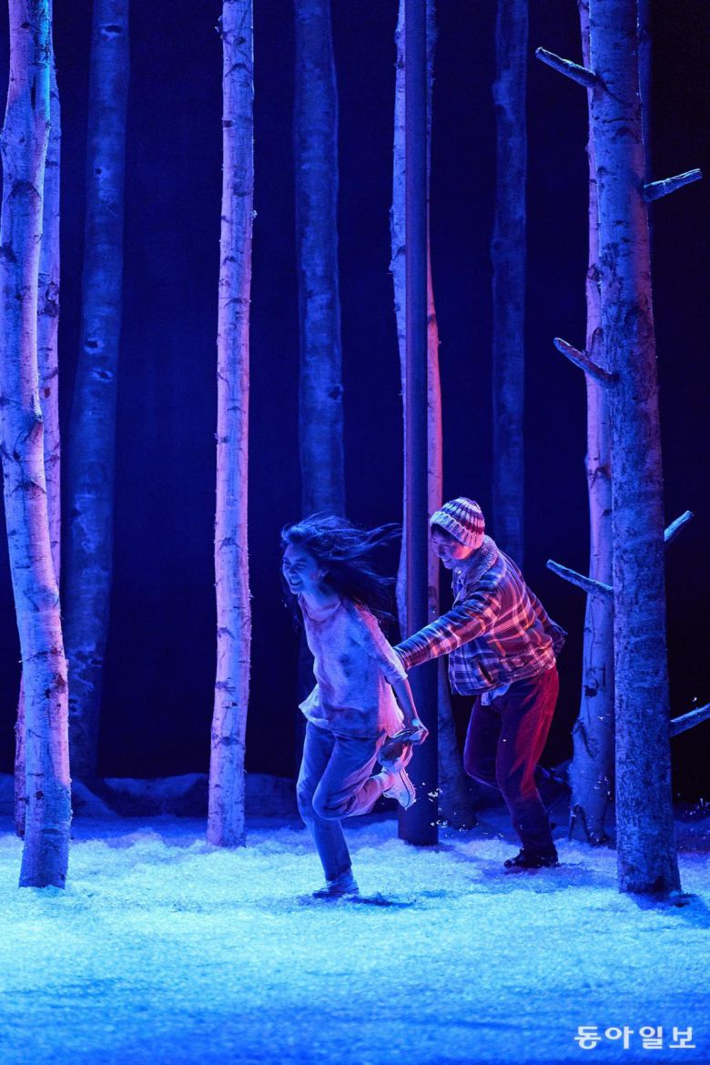 일라이(백승연·왼쪽)와 오스카(천우진)는 자작나무 숲에서 즐거운 시간을 보낸다.  신시컴퍼니 제공