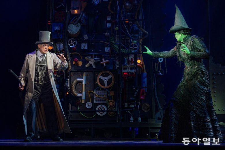 팽팽한 긴장 속에서 마주한 엘파바(오른쪽)와 마법사.  에스앤코 제공