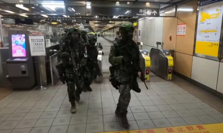 지하철을 통해 병력을 전개하는 대만군. 대만 국방부 제공