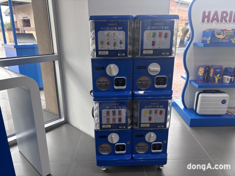 하리보 스토어 매장 내부에 랜덤으로 블럭을 뽑는 기계가 있다. 황소영 기자 fangso@donga.com