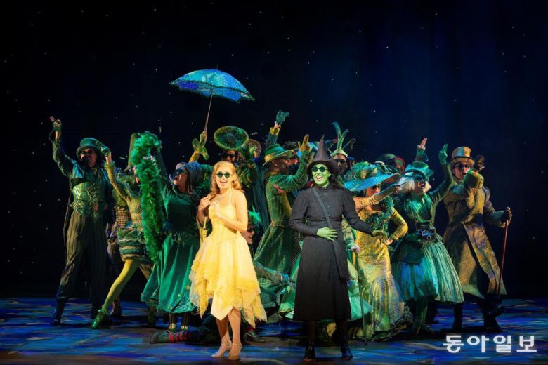 뮤지컬 ‘위키드’에서 엘파바(앞줄 오른쪽)와 글린다(앞줄 왼쪽)가 만나길 고대하던 마법사가 사는 에메랄드 시티에 도착해 기뻐하고 있다. 에스앤코 제공