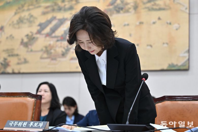 16일 이 후보자가 더불어민주당이 자녀 건강보험 관련 의혹을 지적하며 사과 의향을 묻자 일어선 뒤 고개 숙여 사과하고 있다. 장승윤 기자 tomato99@donga.com