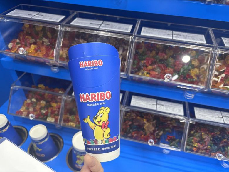 하리보 스토어 매장 내 픽 앤 믹스 스테이션. 가장 작은 컵은 약 10oz, 가득 담으면 1만1000원 내외다. 황소영 기자 fangso@donga.com