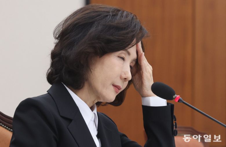 16일 이 후보자가 의원질의를 듣는 도중 잠시 이마에 손을 대고 있다. 이훈구 기자 ufo@donga.com