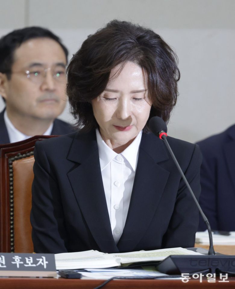 16일 이 후보자가 사과를 마친 뒤 굳은 표정으로 의원질의를 듣고 있다. 장승윤 기자 tomato99@donga.com