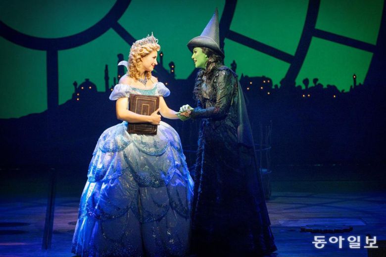 엘파바(오른쪽)와 글린다는 서로의 미래를 응원한다.  에스앤코 제공