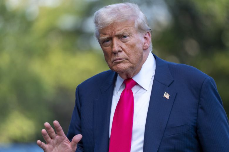 15일(현지 시간) 월스트리트저널은 복수의 소식통을 인용해 지난 11일 밤 러시아의 우크라이나 도시 공습 영상을 본 뒤, 메르츠 총리에게 전화를 걸어 블라디미르 푸틴 러시아 대통령에 대한 불만을 토로했다. 사진은 도널드 트럼프 미국 대통령이 15일(현지 시간) 워싱턴 백악관에 도착해 취재진에 손을 흔들고 있다. 2025.07.16 워싱턴=AP 뉴시스