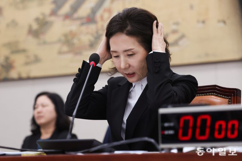 이진숙 사회부총리 겸 교육부 장관 후보자가 16일 국회에서 열린 인사청문회에서 의사진행 발언을 듣는 도중 머리를 만지고 있다. 장승윤 기자 tomato99@donga.com