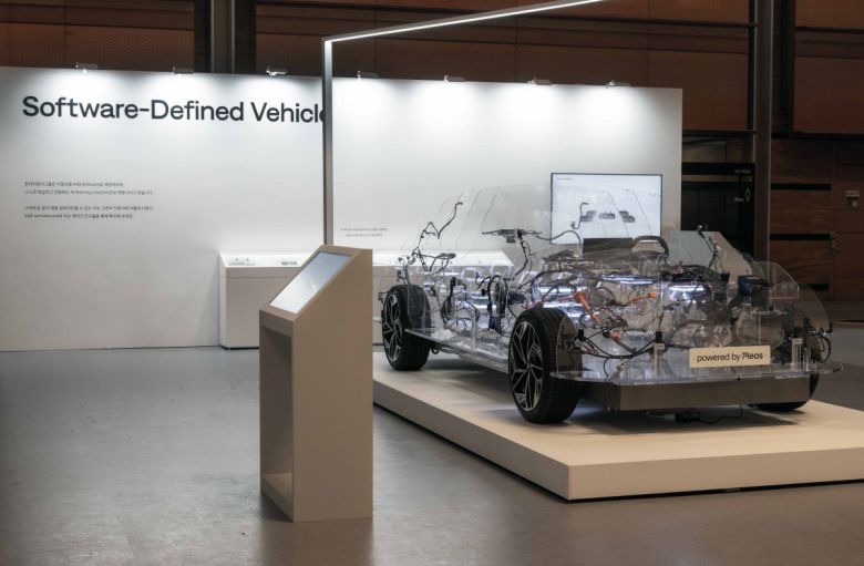 3월 서울 코엑스에서 현대자동차그룹이 개최한 개발자 콘퍼런스 ‘플레오스 이십오(Pleos 25)’에 전시된 E&E 아키텍처 모습. E&E는 차량의 모든 전자 시스템을 통합하고 지탱하는 일종의 ‘디지털 뼈대’로도 불린다. 현대자동차 제공.