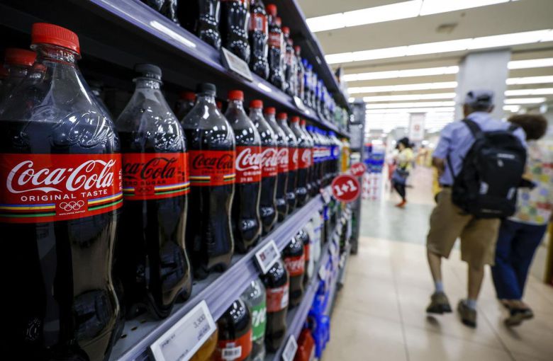 [서울=뉴시스] 서울의 한 대형마트에 코카콜라가 진열되어 있는 모습. 뉴시스