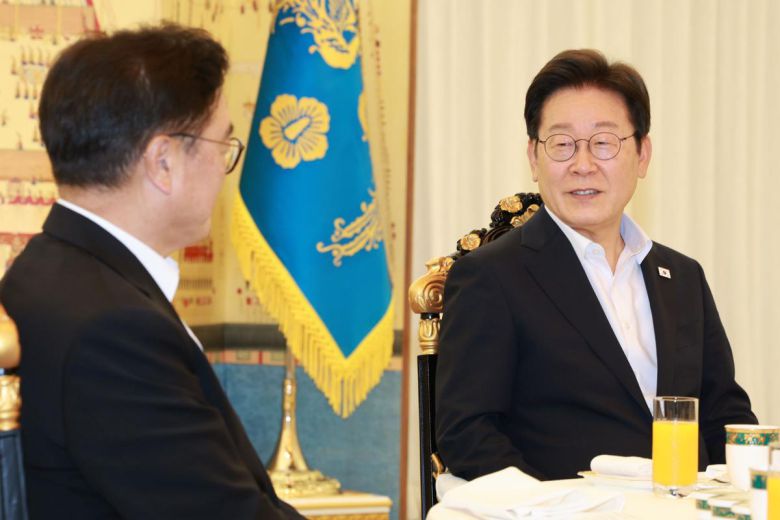 이재명 대통령이 17일 서울 한남동 관저에서 우원식 국회의장과 만찬에 앞서 환담하고 있다. 2025.07.17 뉴시스