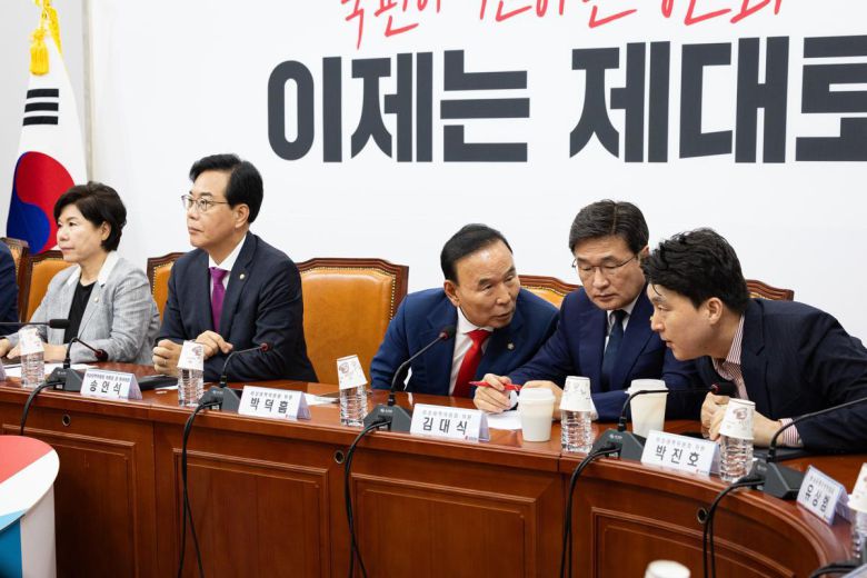 17일 서울 여의도 국회에서 열린 국민의힘 비상대책위원회의에서 비대위원들이 대화하고 있다. 오른쪽부터 박진호, 김대식, 박덕흠 비대위원, 송언석 비상대책위원장 겸 원내대표. 2025.7.17/뉴스1