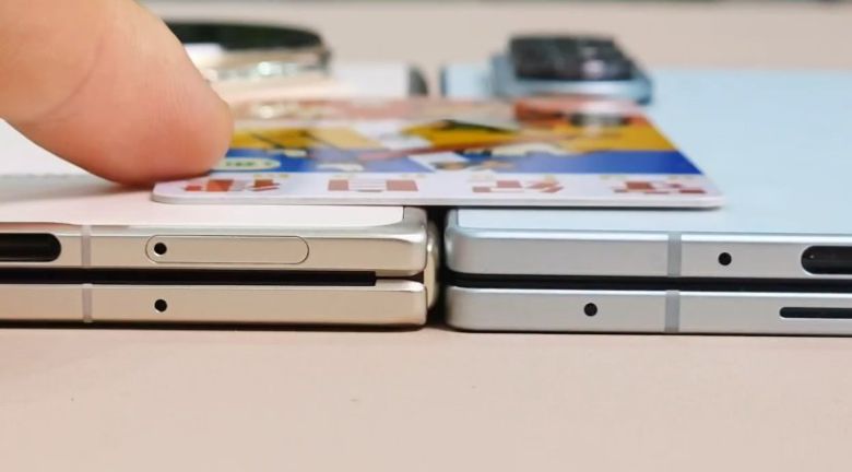 중국 아너의 매직 V5(왼쪽)와 삼성전자의 갤럭시Z 폴드7을 비교하는 모습. 두 제품을 나란히 놓고 카드를 올렸을 때 왼쪽 매직 V5가 더 두꺼워 오른쪽 갤럭시Z 폴드7과 카드 사이에 공간이 생기는 것을 볼 수 았다.  유니버스아이스 트위터 캡처