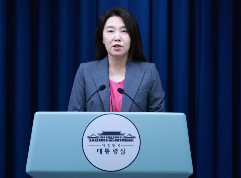 강유정 대변인이 17일 서울 용산 대통령실 청사에서 국가적 참사 유가족 경청행사 관련 브리핑을 하고 있다. 2025.07.17. 뉴시스