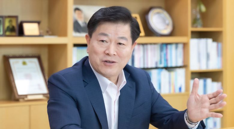 박승원 경기 광명시장은 16일 동아일보와의 인터뷰에서 “광명·시흥 3기 신도시에 제2 예술의전당과 같은 ‘K팝 아레나’를 유치하겠다”고 말했다. 박 시장은 2031년 3기 신도시 완성을 기점으로 주택 11만 호 공급, 인구 50만 명, 일자리 13만 개 창출을 목표로 하고 있다고 강조했다. 광명시 제공