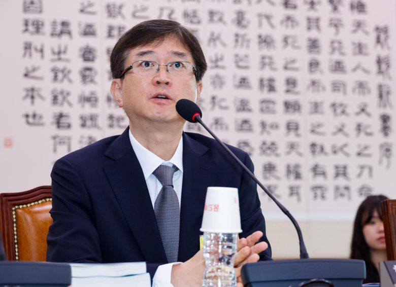 오영준 헌법재판관 후보자가 18일 오전 서울 여의도 국회 법제사법위원회에서 열린 인사청문회에 출석해 의원 질의에 답하고 있다. 뉴스1