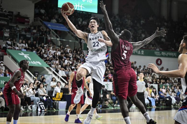 여준석(왼쪽)이 자신과 같은 키(203cm)에 113kg 거구인 은도예 세이두를 뚫고 골밑슛을 시도하고 있다. 대한민국 농구협회 제공