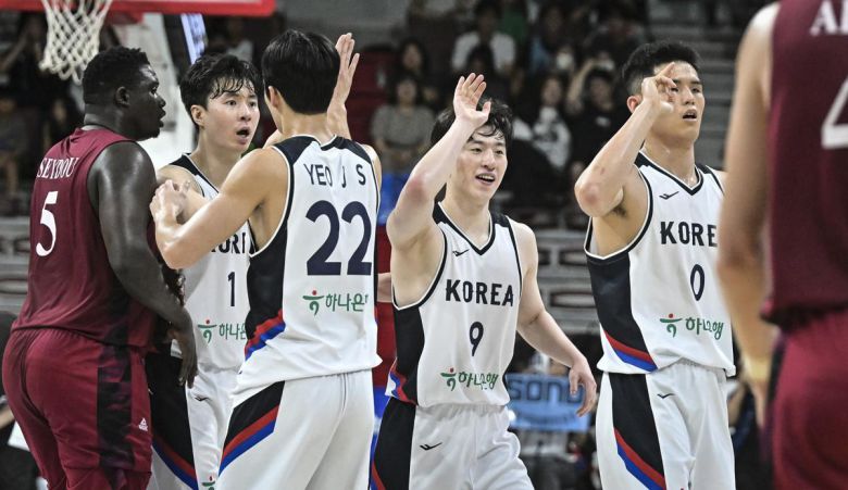 승리 후 하이파이브를 하는 대표팀. 대한민국 농구협회 제공