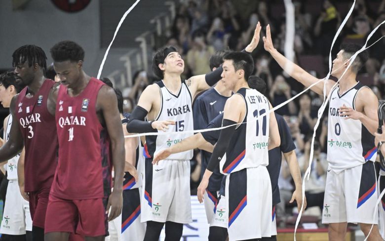 대표팀 주장 김종규(가운데)가 승리 후 동료들과 하이파이브를 하고있다.  대한민국농구협회 제공