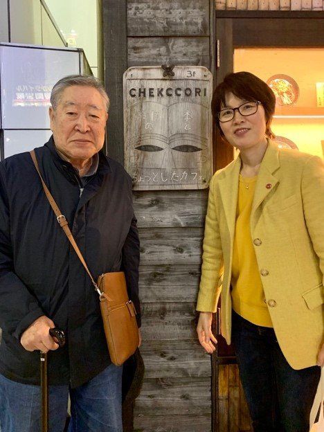 일본 도쿄 진보초에 자리 잡은 ‘책거리’는 일본 유일의 한국문학 전문 책방으로 양국 문인들의 사랑방 역할을 해왔다. 2019년 책거리를 찾은 ‘무진기행’ 김승옥 작가(왼쪽)가 책거리 현판 앞에서 김승복 대표와 사진을 찍었다. 김승복 대표 제공