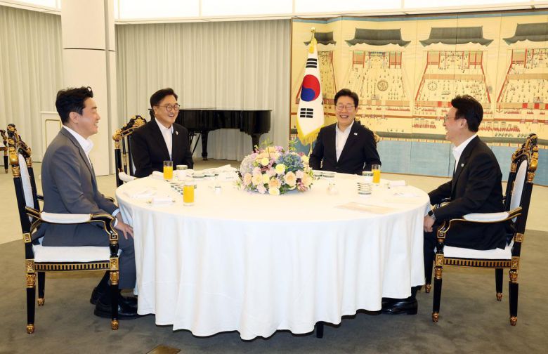 이재명 대통령이 17일 서울 한남동 관저에서 우원식 국회의장과 김민석 국무총리와 만찬에 앞서 환담을 나누고 있다. 뉴시스