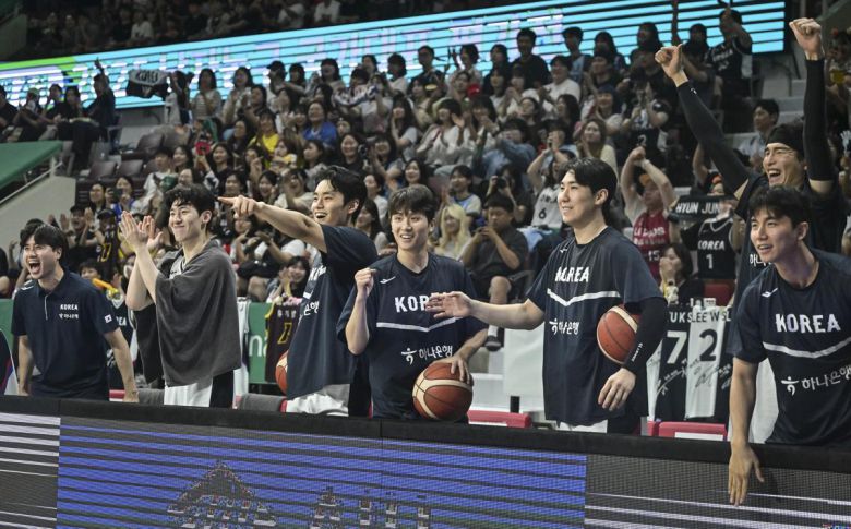 한국의 득점에 벤치에 있던 선수들도 모두 일어나 환호하는 모습. 대한민국농구협회 제공.