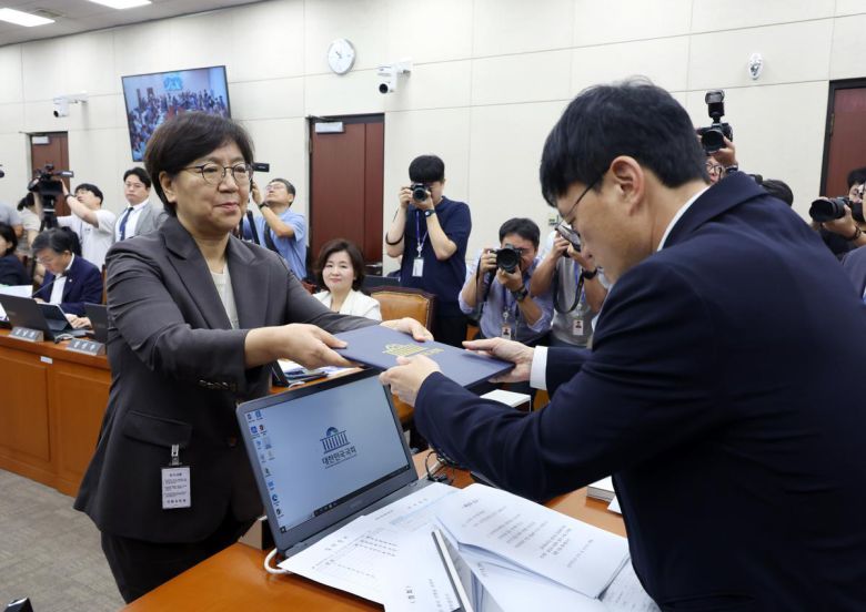 정은경 보건복지부 장관 후보자가 18일 서울 여의도 국회 보건복지위원회에서 열린 인사청문회에서 박주민 위원장에게 선서문을 제출하고 있다. 2025.07.18. 뉴시스