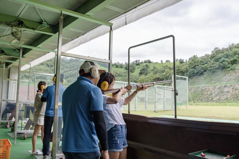 대구 사격장을 찾은 방문객이 클레이 사격을 체험하고 있다. 대구 북구 제공