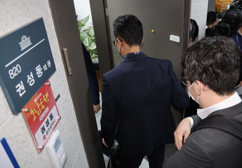 김건희 특검 관계자들이 18일 오전 서울 여의도 국회 의원회관 권성동 의원 사무실로 압수수색을 위해 들어가고 있다. 2025.07.18.뉴시스