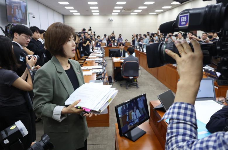 김미애 복지위 국민의힘 간사가 18일 서울 여의도 국회 보건복지위원회에서 열린 정은경 보건복지부 장관 후보자 인사청문회에서 자료요청 관련 항의를 하고 있다. 2025.07.18. 뉴시스