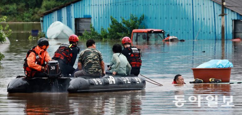 턱밑까지 차오른 물에… 고립된 주민 구조 밤 사이 쏟아진 폭우로 침수 피해가 발생한 17일 오후 충남 예산군 고덕면 용리에 갇혔던 마을 주민이 119특수구조대의 도움으로 고립 지역에서 보트로 빠져 나오고 있다. 이날 충남 서산에는 500mm 이상 강수량이 관측되며 연간 강수량의 40%가 넘는 비가 하루 만에 내렸다. 예산=양회성 기자 yohan@donga.com