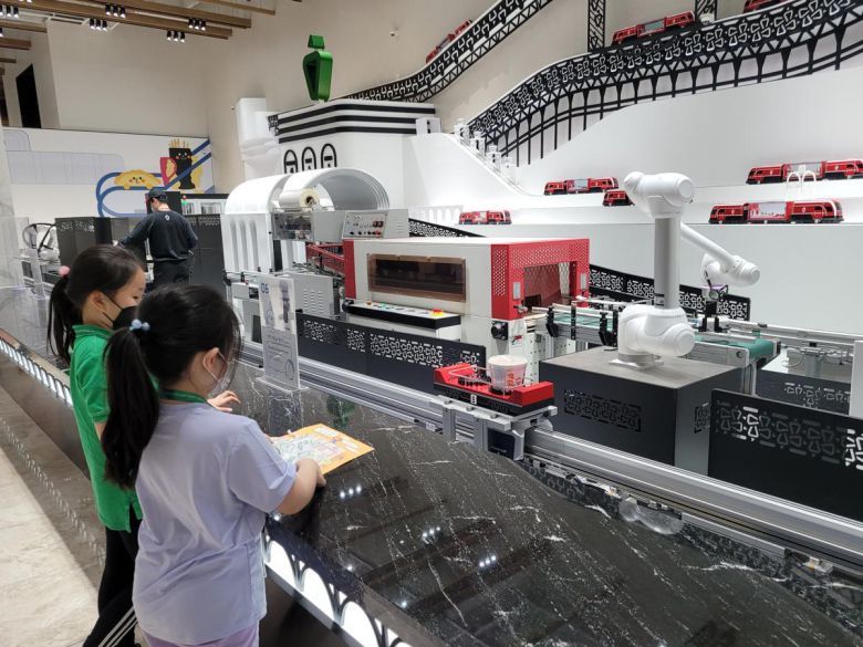 대구 북구의 세계 최초 떡볶이 박물관인 신전뮤지엄을 찾은 어린이들이 로봇과 함께 자신만의 떡볶이 밀키트를 만들고 있다.