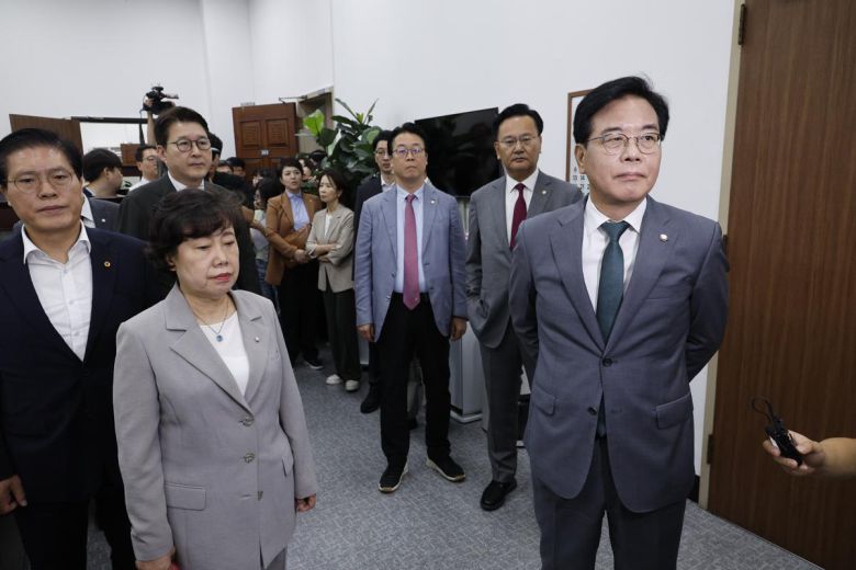 송언석 비상대책위원장 겸 원내대표 및 국민의힘 법사위원들이 18일 오전 ‘무차별적 압수수색 영장남발 협조’ 관련 항의하기 위해 서울 여의도 국회 국회의장실을 방문하고 있다. 2025.7.18.뉴스1