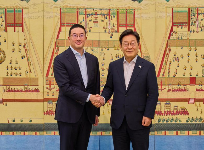 이재명 대통령이 14일 오후 서울 용산구 한남동 관저에서 정의선 현대자동차그룹 회장과 만찬 회동에 앞서 악수를 하고 있다(위쪽 사진). 이 대통령은 다음 날 구광모 LG그룹 회장과도 만찬 자리를 가졌다(아래쪽 사진). 대통령실은 이 대통령이 두 회장에게 대미 투자와 글로벌 통상 등에 대한 의견을 묻고 애로 사항을 청취했다고 18일 밝혔다. 대통령실 제공