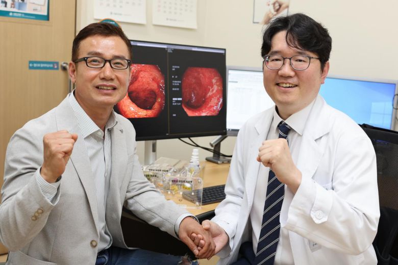 9년 전 궤양성 대장염 진단을 받은 이기영 씨(왼쪽)는 약이 듣지 않아 스테로이드 치료에만 의존했다가 신약 임상시험에 참여한 후 증세가 개선됐다. 이 씨를 치료한 황성욱 서울아산병원 소화기내과 교수(오른쪽)는 궤양성 대장염이 난치성 질환이지만 좋은 신약이 계속 출시되고 있어 희망을 잃지 말 것을 환자들에게 당부했다. 서울아산병원 제공