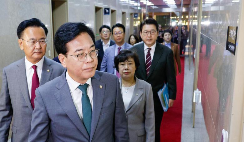 국민의힘 송언석 비상대책위원장(앞)이 18일 오전 서울 여의도 국회 국회의장실을 항의 방문하고 있다. 송 비대위원장은 이날 특검의 권성동, 이철규 의원 압수수색에 항의하며 “국회 경내 압수수색에 신중을 기해 달라”는 취지의 메시지를 내달라고 우원식 국회의장에게 요구했다. 뉴스1