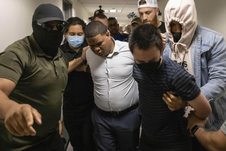 6일 뉴욕 이민 법원에서 흰 셔츠를 입은 도미니카공화국 출신 이민자와 줄무늬 티셔츠를 입은 이민 활동가가 사복을 입은 이민 당국자들에게 연행되고 있다. 뉴욕=AP 뉴시스