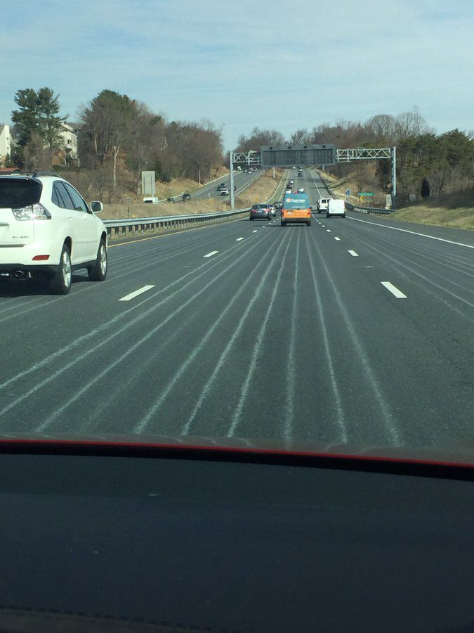 미국 고속도로에 눈이 올 경우에 대비해 뿌린 소금으로 인해 생긴 선.  테슬라의 자율주행 시험에서 차가 차선과 소금선을 구별하지 못해 혼돈을 일으켰다.
