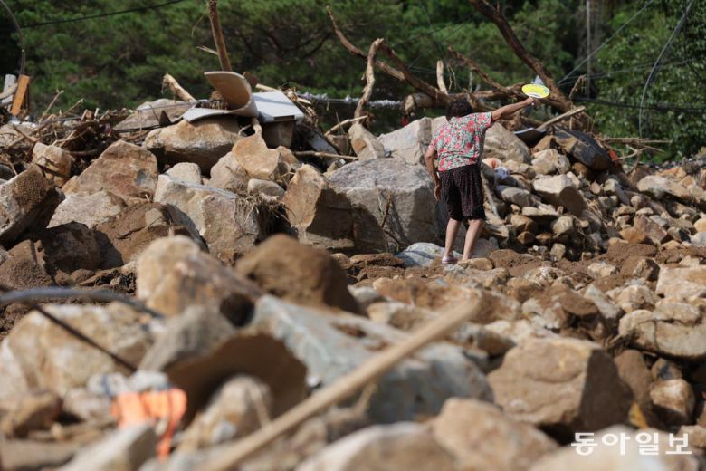 20일 경남 산청군 산청읍 외정마을에서 주민 김곡지 할머니(77)가 폭우와 산사태로 토사가 흘러내려 쑥대밭이 된 마을을 바리보고 있다. 박형기 기자 oneshot@donga.com