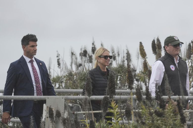 17일 알카트라즈 감옥을 찾은 팸 본디 법무장관(가운데). 소살리토=AP 뉴시스