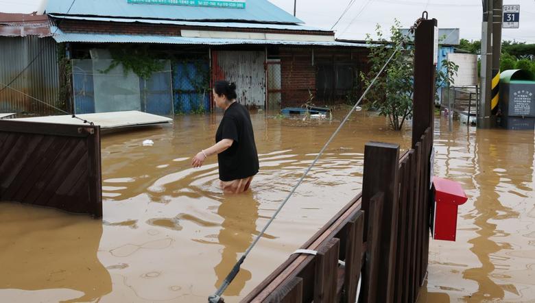 밤 사이 쏟아진 집중폭우로 침수 피해가 발생한 17일 오전 충남 예산군 삽교읍에서 주택가 일부가 침수돼 있다. 뉴스1
