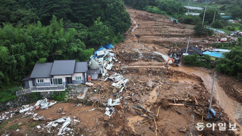 20일 경남 산청군 산청읍 부리마을에서 실종자 수색이 종료되자 마을 복구 작업이 진행되고 있다. 산청=박형기 기자 oneshot@donga.com