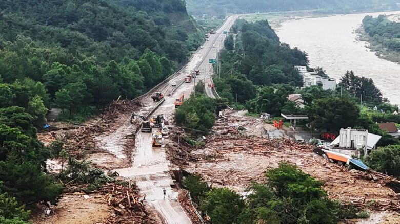 20일 오전 경남 산청군을 가로지르는 산청대로에 지난 19일 폭우로 산사태가 발생하자 관계자들이 복구작업을 펼치고 있다. 2025.07.20 산청=뉴시스