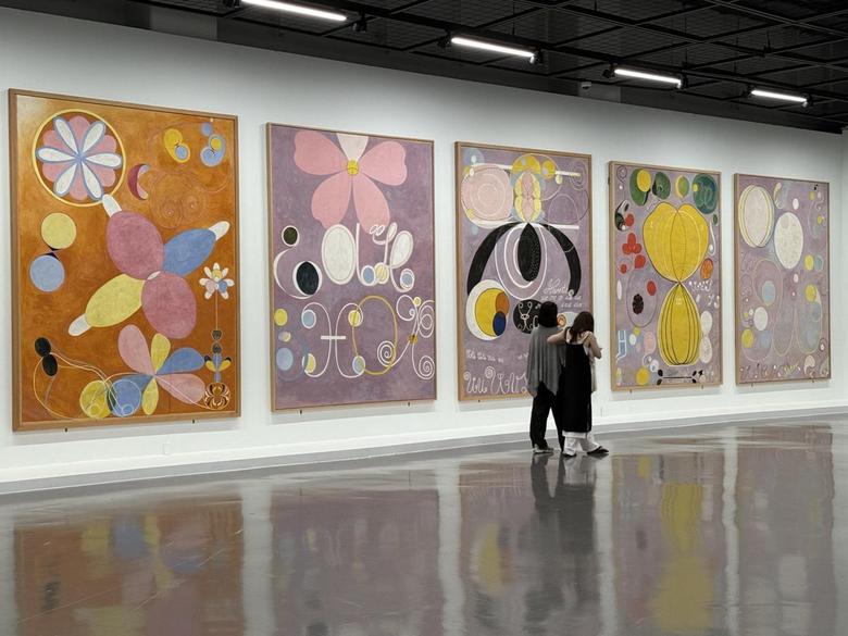 힐마 아프 클린트의 대표작 ‘10점의 대형 회화’ 연작이 부산현대미술관에 전시되고 있다. 1907년 인간의 생애를 네 단계로 나눠 상징적인 기호들을 통해 표현한 대형 추상 회화다. 부산현대미술관 제공