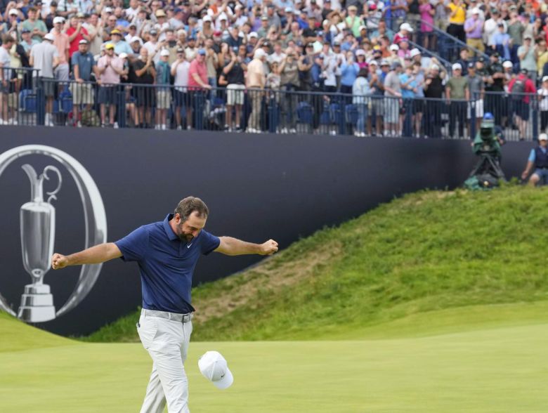 스코티 셰플러가 21일 영국 북아일랜드 로열 포트러시 골프클럽에서 끝난 미국프로골프(PGA)투어 메이저대회 디오픈 챔피언십에서 최종 합계 17언더파 267타로 우승한 뒤 모자를 벗어 던지며 기뻐하고 있다. 포트러시=AP 뉴시스