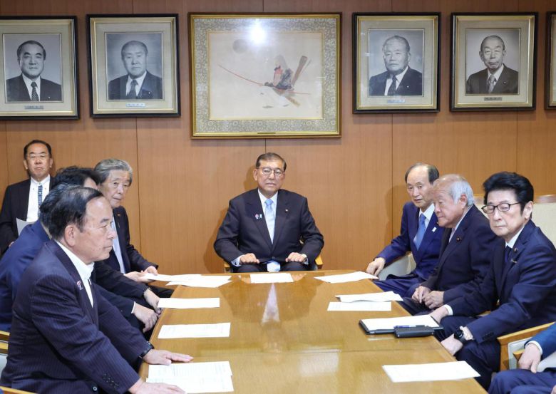 침통한 자민당 이시바 시게루 일본 총리(가운데)가 21일 도쿄의 집권 자민당 본사에서 임시 간부 회의를 진행하고 있다. 자민당과 연립여당 공명당은 전날 참의원(상원) 선거에서 과반 의석 확보에 실패했다. 아사히신문 제공