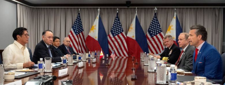 美국방 “미국-필리핀 상호방위 조약, 태평양 어디서든 적용” 피트 헤그세스 미국 국방장관(오른쪽)과 페르디난드 마르코스 주니어 필리핀 대통령(왼쪽)이 21일(현지 시간) 미국 워싱턴 국방부 청사에서 회담하고 있다. 헤그세스 장관은 미국과 상호방위 조약을 맺은 필리핀 측에 대만해협 등에서 중국의 공격이 있을 경우 지원해 달라고 요구했다. 워싱턴=AP 뉴시스