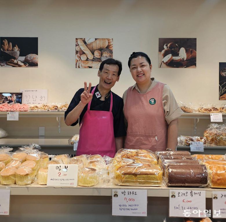 남해 읍내에 있는 ‘행복베이커리’ 김쌍식 대표 부부. 남해=김선미 기자 kimsunmi@donga.com