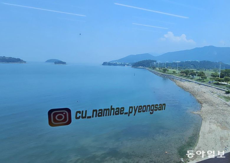 남해의 바다와 숲을 내려다보는 전망의 편의점. 남해=김선미 기자 kimsunmi@donga.com